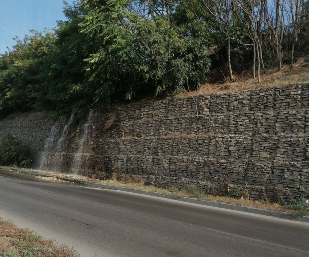 Водопад изникна на улица Девня във Варна, а хора побързаха