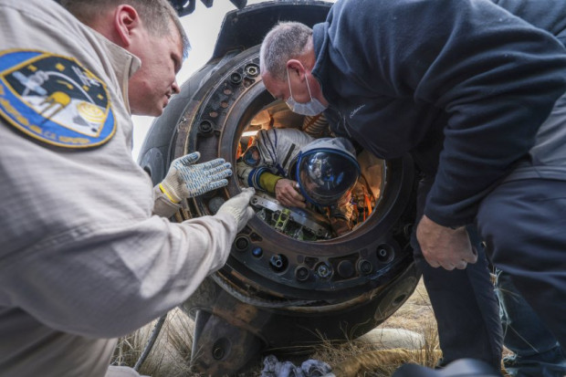 Екипажът на космическия кораб Союз МС-23 се завърна на Земята
