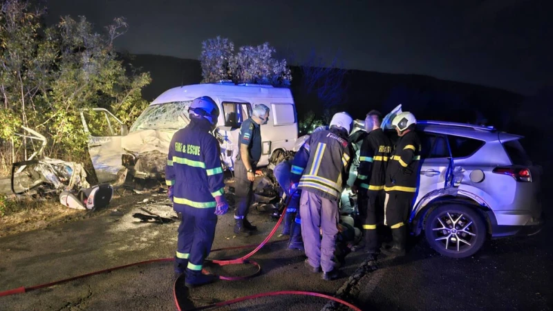 Мъж загина след челна катастрофа между автомобил и кемпер в Добричко