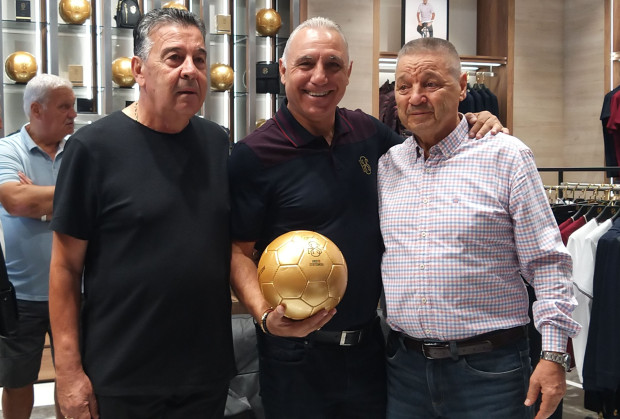</TD
>Мегазвездата на българския футбол откри в Mall Plovdiv магазин със