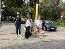 Първа разходка на Лена Бориславова с бебето