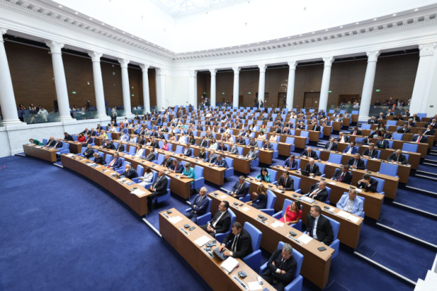 Народното събрание реши да удължи есенната ваканция на депутатите предаде