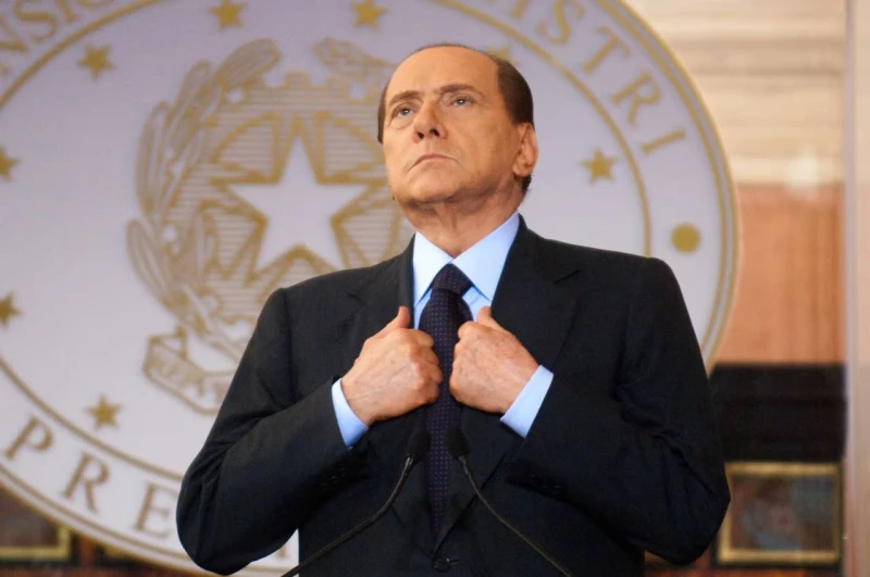 Силвио Берлускони се завръща... Като холограма