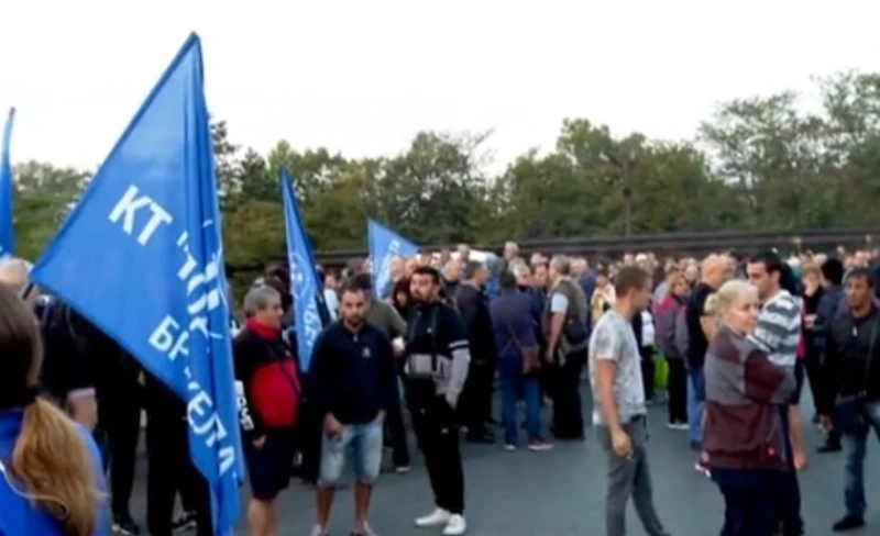 Работници от ТЕЦ "Брикел" блокират международния път Русе-Свиленград