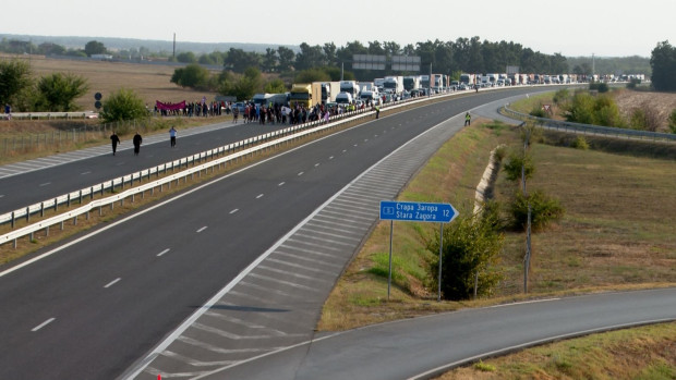 Броят на протестиращите в Старозагорско нараства, продължават да пристигат хора