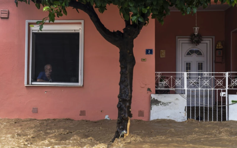Бурята "Елиас" отслабва в Гърция, но рискът от наводнения остава висок