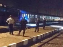 По време на пътуване във влак жена вдигна полицията на крак
