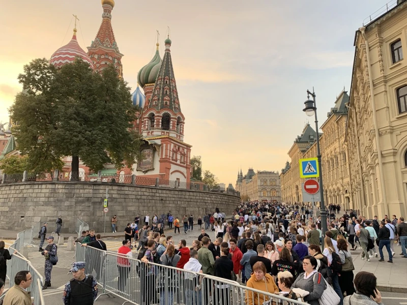 "Хиляди" се стекоха към Червения площад в Москва за годишнината от анексирането на четирите украински региона
