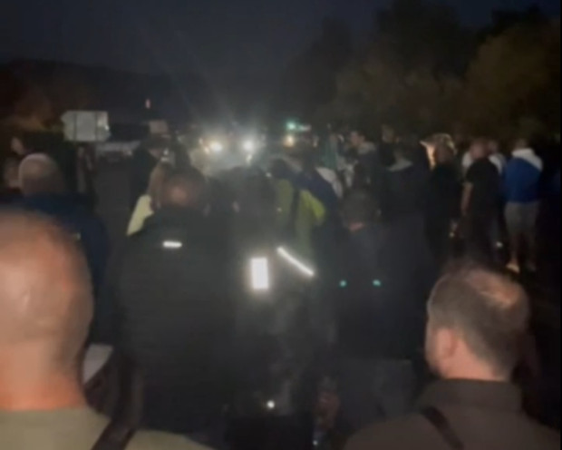 Жандармерия от Бургас и София пристигна при протестиращите в Старозагорско