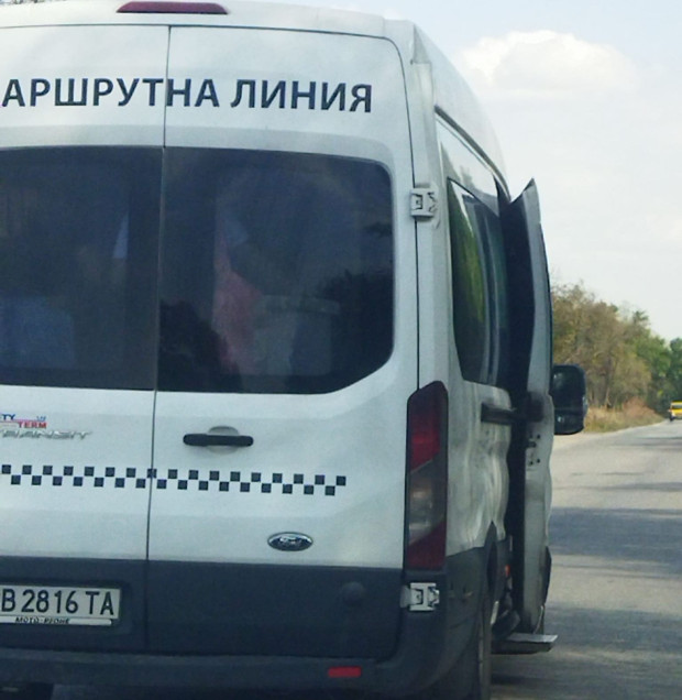 </TD
>Маршрутка в пловдивска регистрация кара с отворени врати, видя Plovdiv24.bg във фейсбук