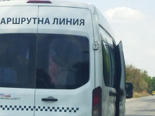 Пловдивска маршрутка се движи с отворени врати и пълна с хора