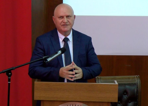 </TD
>Министърът на образованието коментира случая, при който преподаватели в пловдивското