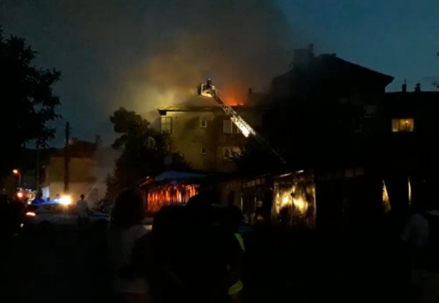 </TD
>Покрив на къща изгоря при пожар късно снощи в село Долно