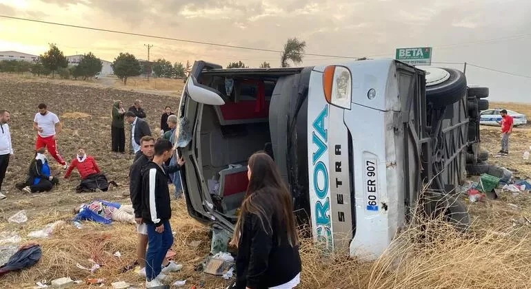 Шестима души са загинали, а 35-ма са ранени при катастрофа на пътнически автобус в Турция