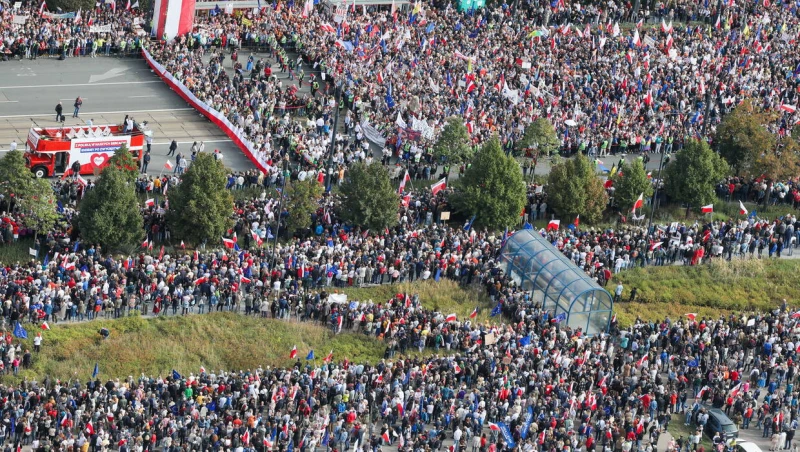 Над 100 000 души се включиха в митинга на полската опозиция във Варшава