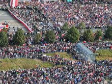 Над 100 000 души се включиха в митинга на полската опозиция във Варшава