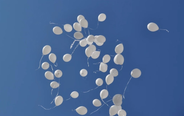 Бели балони ще полетят в небето тази вечер за 21 годишния