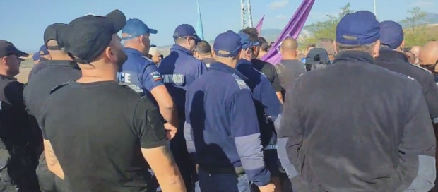 Протестиращите разкъсаха полицейския кордон край АМ 