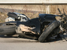 Неправоспособен водач подкара мощен мотор в Благоевградско, падна в канавка