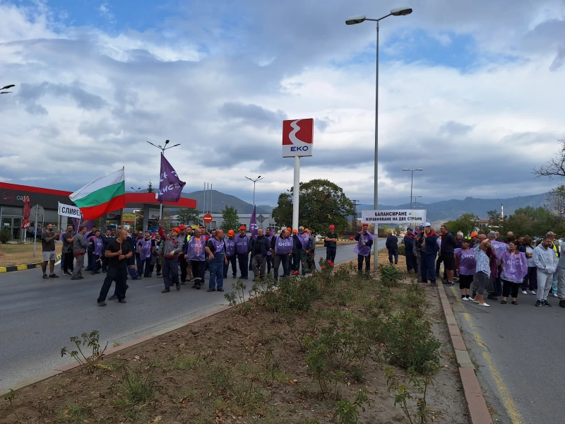 Многоброен протест на сливенските енергетици, утре - блокади на пътищата