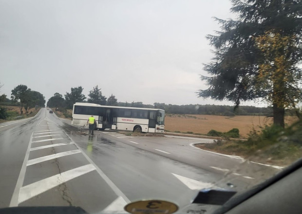 Пътнически автобус претърпя лек инцидент днес на пътя между Варна