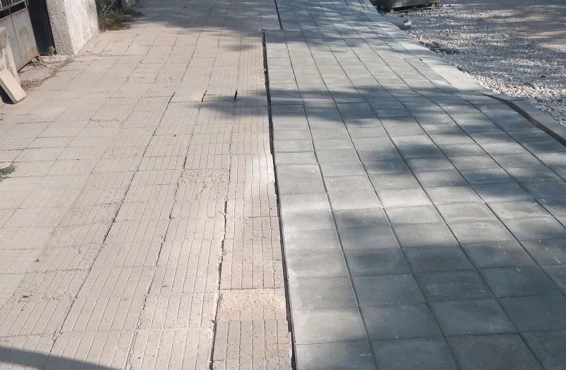 Пореден абсурд в южната част на Пловдив. В къщите си така ли ремонтират?