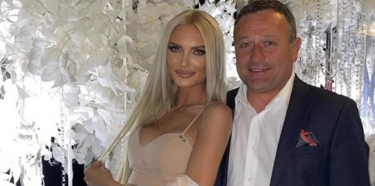 Без срам: Бившата на Рачков по сутиен на официално събитие