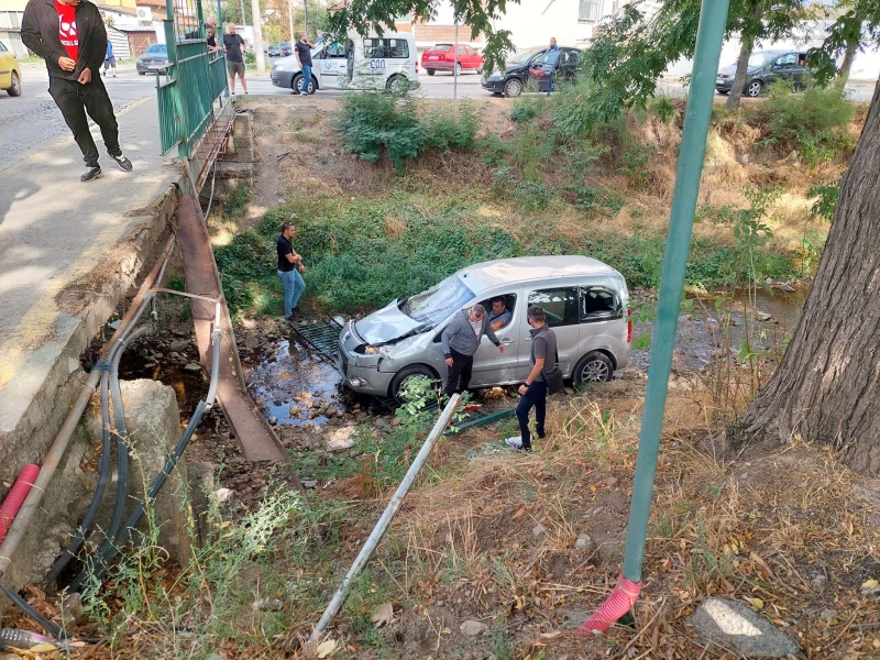 Кола акостира в Старата река в Казанлък