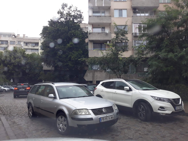 TD Поредно абсурдно паркиране в Пловдив За това сигнализира читател на