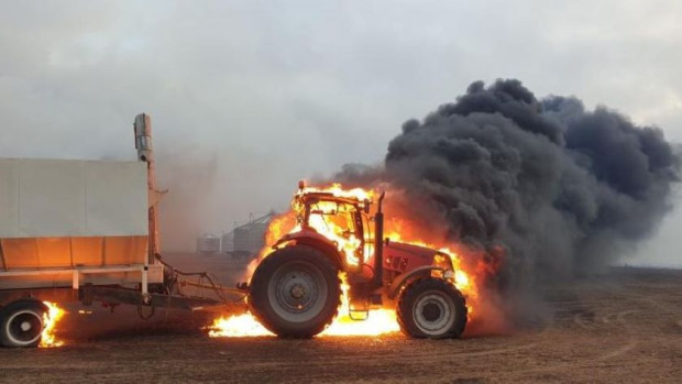 Трактор се запали в движение в Силистренско