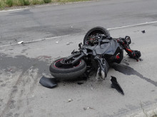 Шофьор на автомобил блъсна моторист във Врачанско и избяга