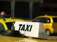 Разбиха стъклото на такси в Русе