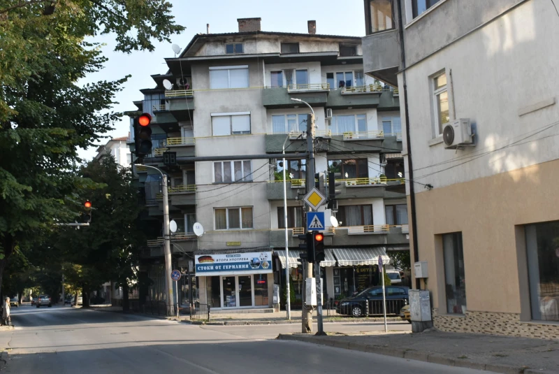 В Ловеч ремонтират електрически стълбове, ограничават движението