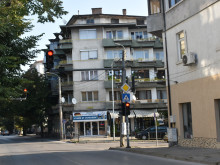 В Ловеч ремонтират електрически стълбове, ограничават движението