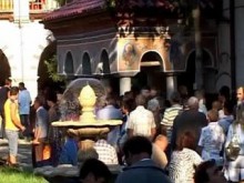 Стотици пристигат в Бачково за утрешния празник на манастира