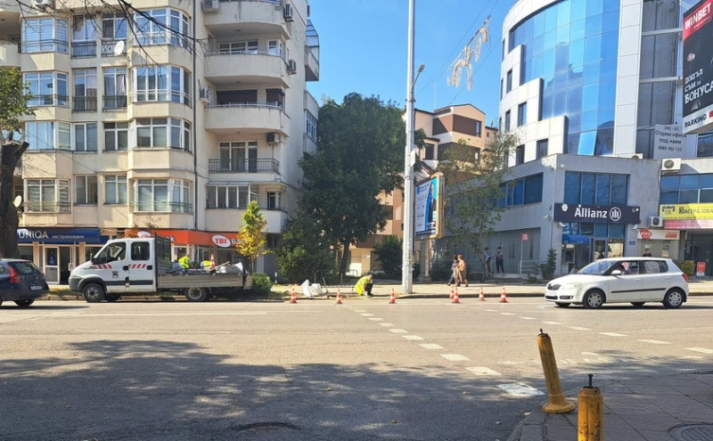 Ремонтират компрометиран тротоар в района на бул. "Св. Св. Кирил и Методий" в Благоевград