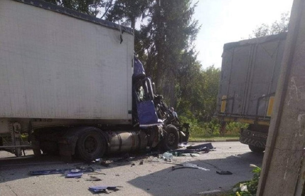 Катастрофа между два товарни автомобила в района на плевенското село Мечка