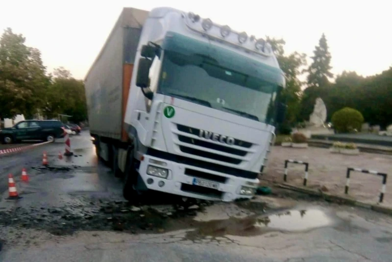 Тир пропадна на главен път и затапи движението в Пловдивско