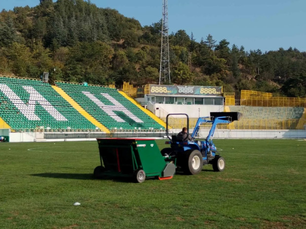 TD Тревната настилка на стадион Христо Ботев в Благоевград се обновява