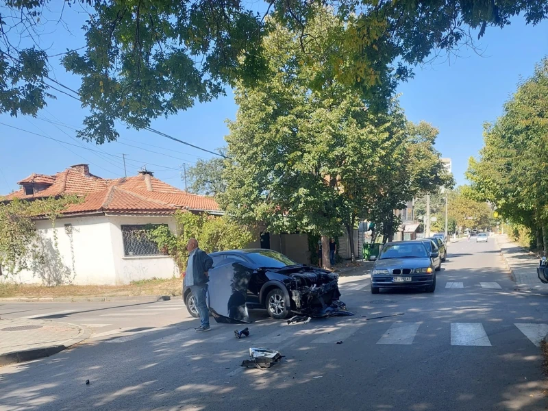 Катастрофа затруднява движението на бул. "Никола Петков" в Казанлък