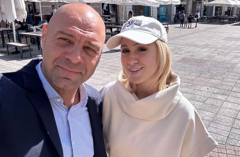 Шапката не й помогна. Най-известната българка в момента разпозната на Главната в Пловдив