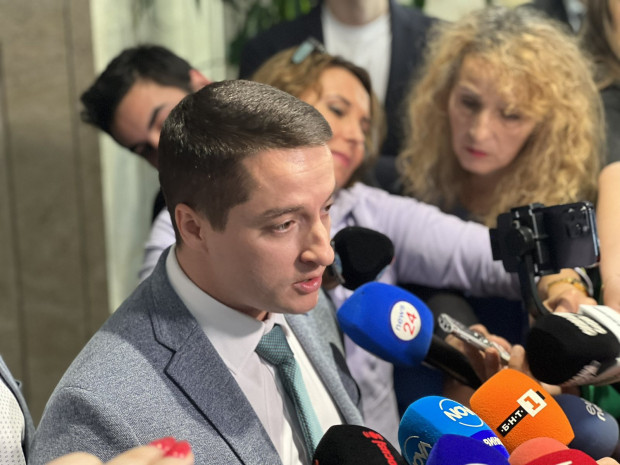 Депутатите Васил Пандов Явор Божанков и Александър Симидчиев обвиниха своите