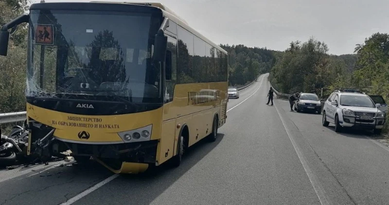 Моторист загина на място след сблъсък с училищен автобус на пътя Малко Търново - Звездец