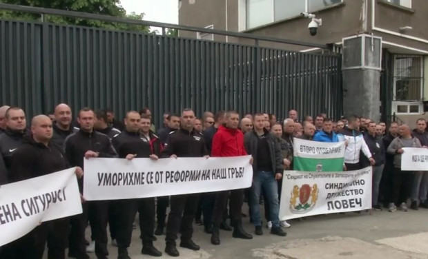 Служители на затворите отново излизат на протест Недоволството е насрочено