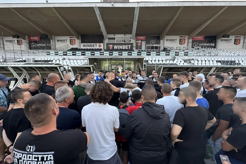 Феновете надъхаха Локо преди битката във Варна