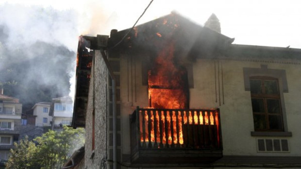 Пиян мъж опожари къщата в която живее в Шумен съобщиха