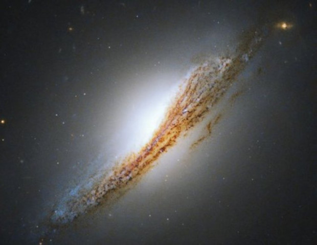 Космическият телескоп Хъбъл разкри рядка галактика със светещо сърце съобщи