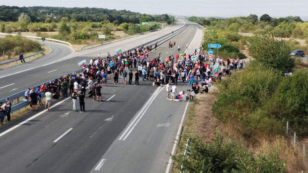 Протестиращите миньори продължават девети ден да блокират движението на магистрала Тракия край