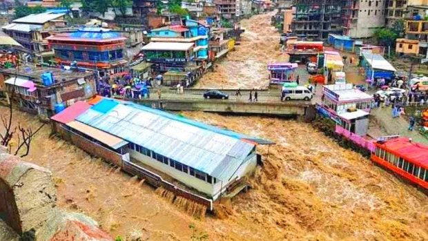 Броят на загиналитие при наводнението в Индия достигна 56 души а