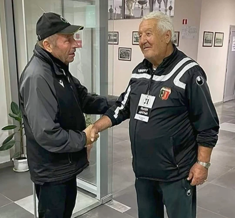 История и приятелство - снимка от "Лаута" показа какъв всъщност е българският футбол!